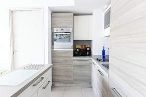 ثلاجة، ميكروويف، فرن، غسالة أطباق