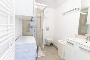 Douche, sèche-cheveux, serviettes fournies