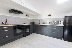 Kühlschrank, Mikrowelle, Ofen, Geschirrspüler