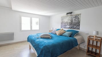 1 dormitori, escriptori, planxa i posts de planxar i Internet