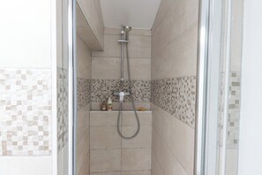 Shower, hair dryer, towels - "U San Petru" – Heart of Propriano | By Efficios (Propriano)