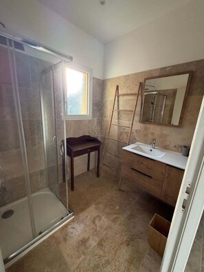 Shower, hair dryer, towels - "A Vigna d'Eugène" (Petreto-Bicchisano)