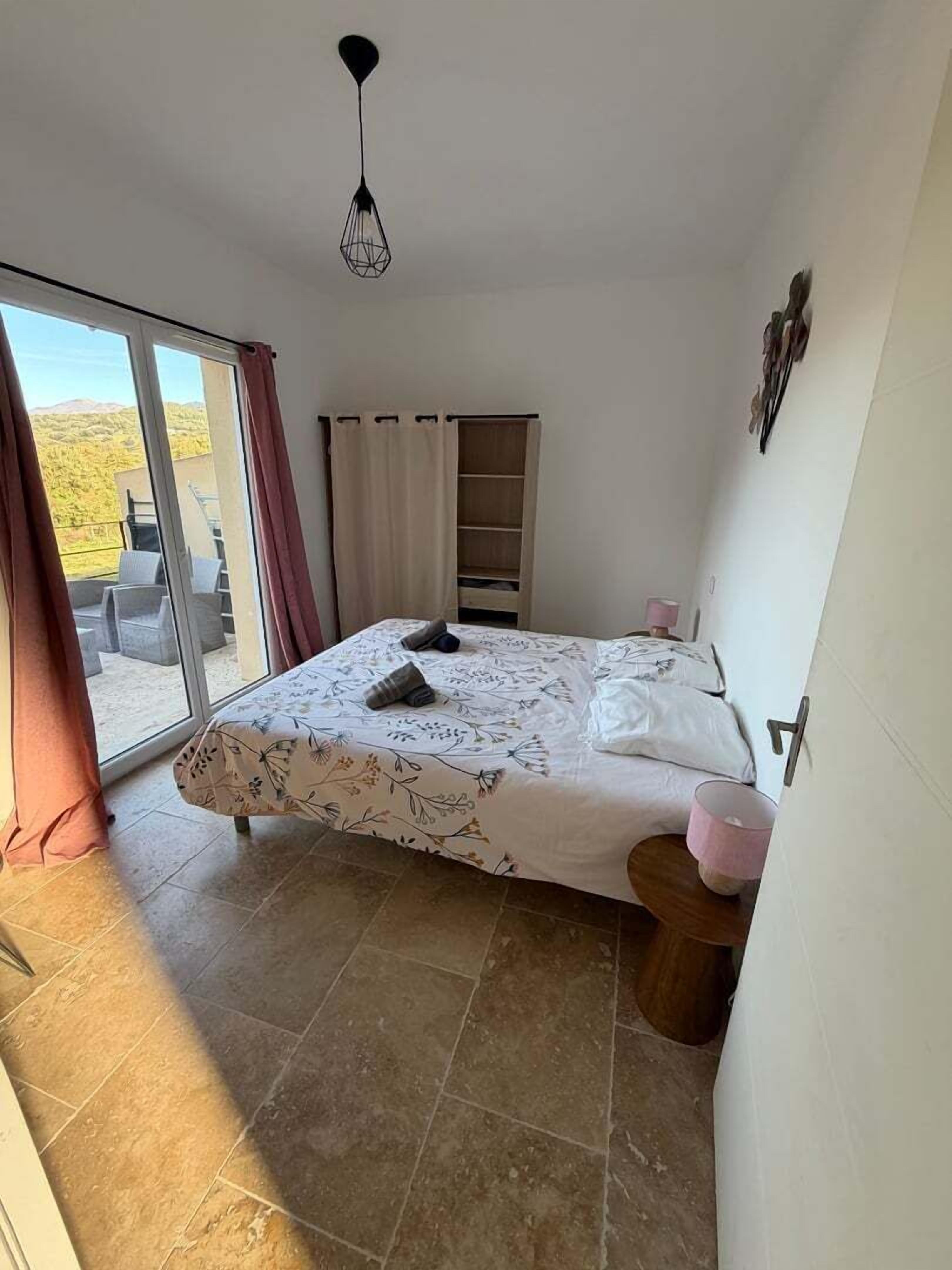 Iron/ironing board, internet, bed sheets