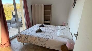 Iron/ironing board, internet, bed sheets