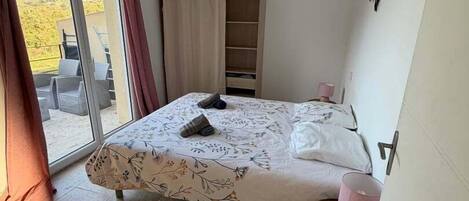 Iron/ironing board, Internet, bed sheets