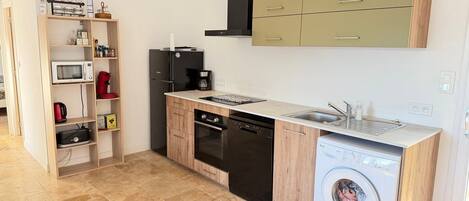 Refrigerador, microondas, horno y lavavajillas