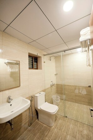 Luxury-Suite | Badezimmer | Dusche, Handtücher, Seife, Shampoo