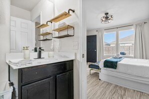 3 bedrooms, iron/ironing board, free WiFi, bed sheets - Fort Worth Firepit Retreat • Pet-Friendly Home (Fort Worth)
