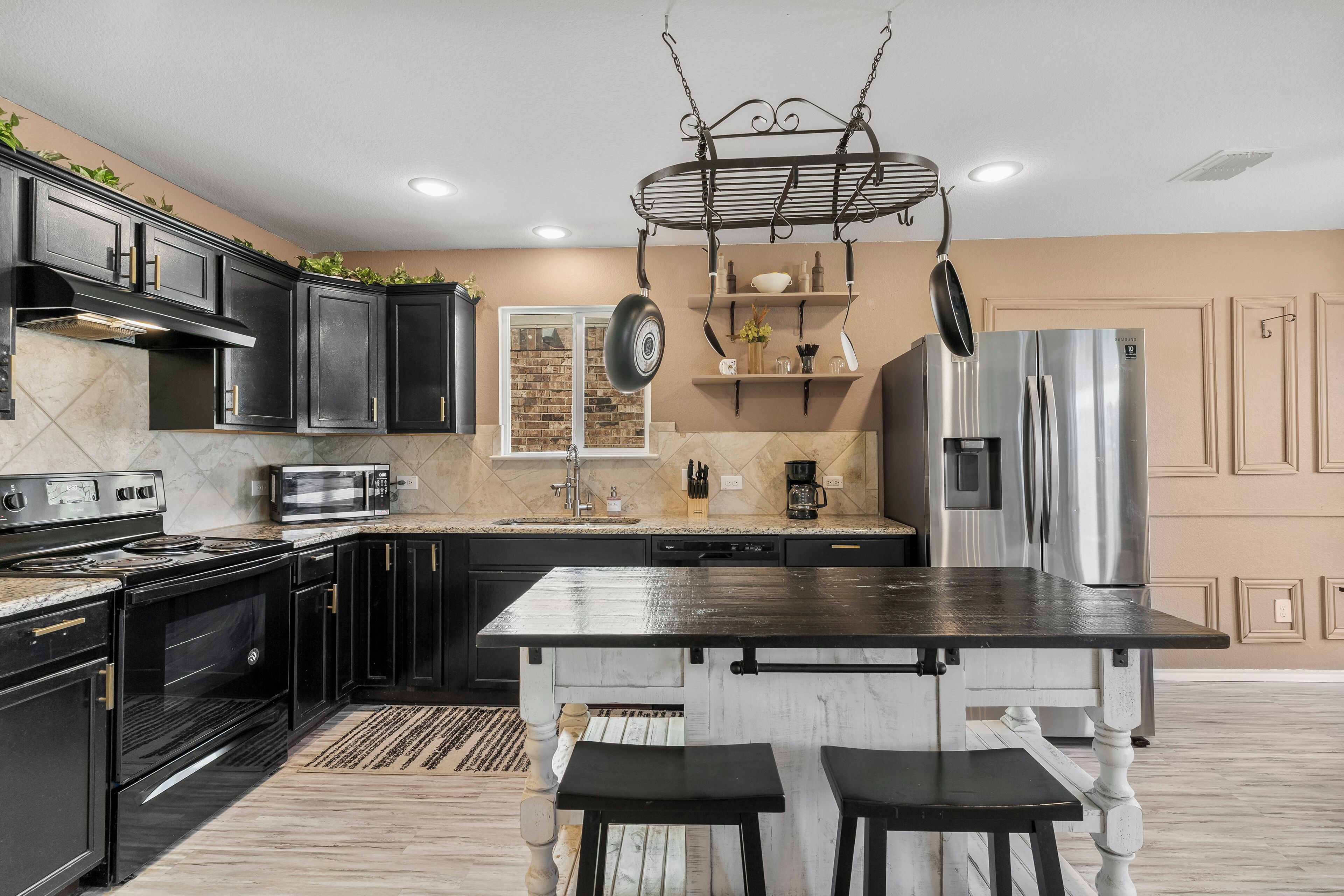 冷蔵庫、電子レンジ、オーブン、コンロ