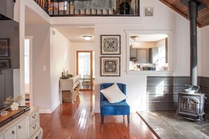 TV, fireplace - Secluded 2-bedroom cabin on 20 acres with AC and hot tub in peaceful Mathias (Mathias)