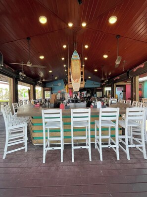 Habitación Premier doble, 2 camas de matrimonio, no fumadores, vistas al mar | Bar (en el alojamiento)