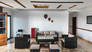 A modern living room with a sofa set, coffee table, and side tables. - MANGORO HOTEL (Moramanga)