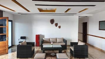 Classic Double Room, Balcony, Courtyard View | Interior