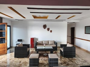 Habitación doble clásica, balcón, vista al patio | Interior