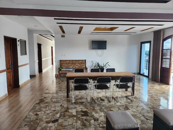 Habitación doble clásica, balcón, vista al patio | Restaurantes