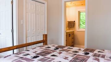 4 bedrooms, iron/ironing board, free WiFi, bed sheets