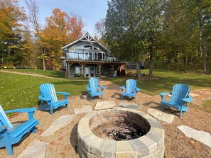 Property grounds - Family-Ready Waterfront, Beach, Canoes Kayaks, Dog OK (Algonquin Highlands)
