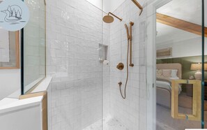 Douche, sèche-cheveux, serviettes fournies
