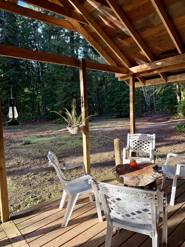 Steam Donkey Cedar Cabin – Cozy Fireplace & River Views. Pet-Friendly!