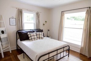 3 habitaciones, tabla de planchar con plancha, wifi y ropa de cama 