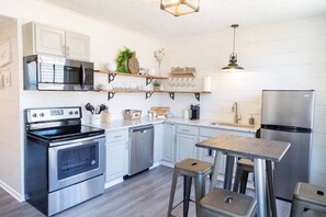 Een koelkast, een microgolfoven, een oven, een kookplaat