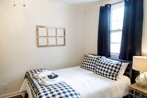 2 habitaciones, tabla de planchar con plancha, wifi y ropa de cama 