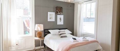 2 slaapkamers, een strijkplank/strijkijzer, wifi, beddengoed