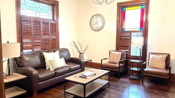 Una televisión, una chimenea