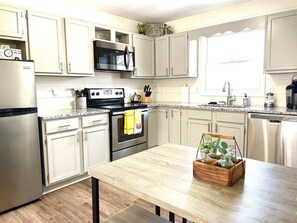 Een koelkast, een magnetron, een oven, een kookplaat