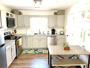 Køleskab, mikrobølgeovn, ovn, kogeplade