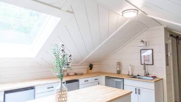 Fridge, microwave, dishwasher, cookware/dishes/utensils