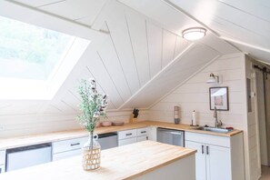 Jääkaappi, mikroaaltouuni, astianpesukone