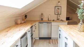 Fridge, microwave, dishwasher, cookware/dishes/utensils