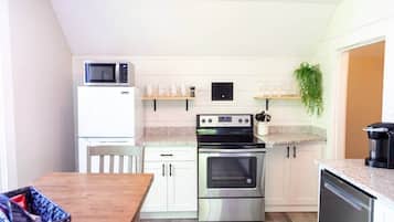 Een koelkast, een magnetron, een oven, een kookplaat