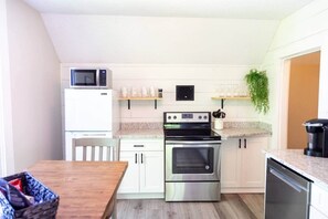 Een koelkast, een magnetron, een oven, een kookplaat