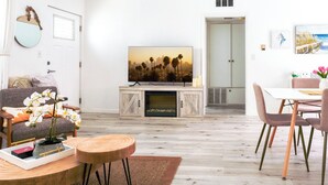 Smart-tv, eldstad och böcker