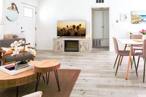 Smart TV, fireplace, books - Charming Beach Unit/Walk to Beach+King Bed & EV (Newport Beach)