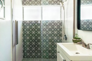 Sèche-cheveux, serviettes fournies, savon, papier toilette