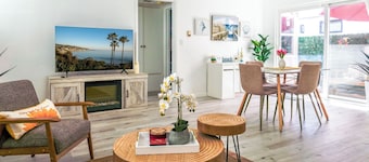 Charming Beach Unit/Walk to Beach+King Bed & EV