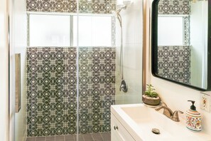 Hair dryer, towels, soap, toilet paper - Charming Beach Unit/Walk to Beach+King Bed & EV (Newport Beach)