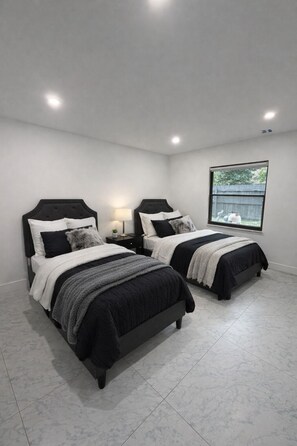 3 habitaciones, escritorio, tabla de planchar con plancha y wifi gratis 