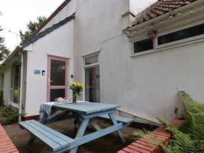 Outdoor dining - Bungalow w/pool access @ Honicombe Holiday Village with pool and fitness access (Callington)