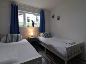 3 bedrooms, iron/ironing board, WiFi, bed sheets - Bungalow w/pool access @ Honicombe Holiday Village with pool and fitness access (Callington)