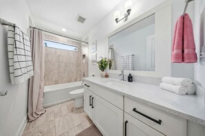 Shower, hair dryer, towels, soap - Tampa Oasis 5 mins from Raymond James Stadium! (Tampa)