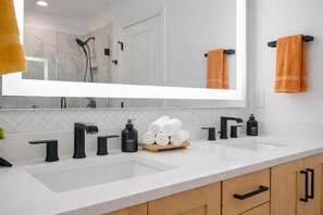 Shower, hair dryer, towels, soap - Tampa Oasis 5 mins from Raymond James Stadium! (Tampa)