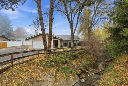 Stay in the heart of Medford.