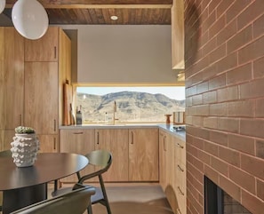 Private kitchen - The Ocotillo - Stargazing and Amazing Views (Pioneertown)