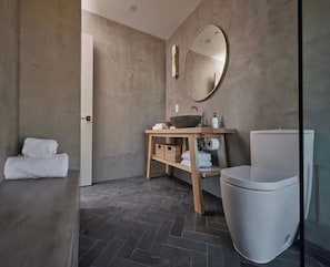 Douche, séchoir à cheveux, serviettes fournies, savon