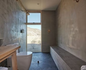 Douche, séchoir à cheveux, serviettes fournies, savon