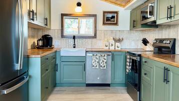 Jääkaappi, mikroaaltouuni, uuni, liesi